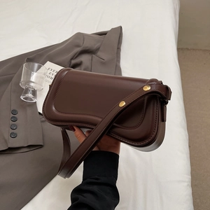 Borsa a spalla minimalista in pelle marrone con borchie dorate e finitura opaca