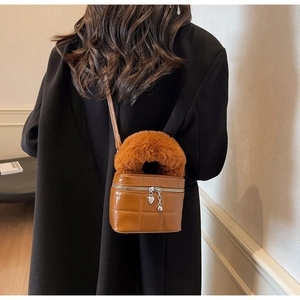 Braune gesteppte Mini-Box-Tasche mit orangem Plüschgriff und Herzanhänger