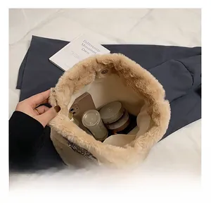 Intérieur spacieux du sac seau en peluche montrant la capacité pour maquillage