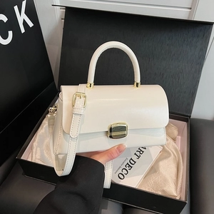 Sac à main élégant en similicuir blanc crème avec fermoir doré sur coffret cadeau