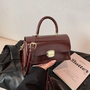 Sac à main rétro en cuir marron rouge avec fermoir doré et poignée pour femme