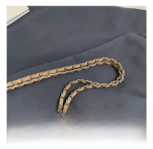 Détail de la bandoulière en chaîne tressée en cuir kaki et métal argenté pour sacs à main