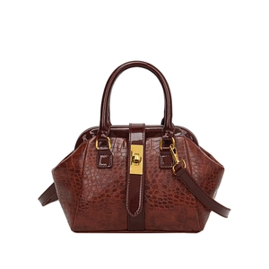 Dunkelbraune Handtasche mit Krokodilprägung, goldenem Drehverschluss und Riemen