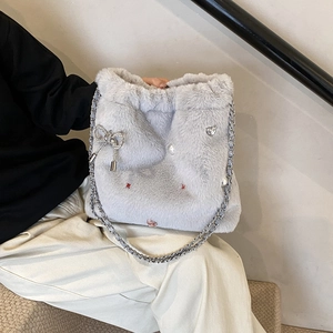 Sac seau en fausse fourrure gris clair avec pendentif nœud brillant et chaîne argent