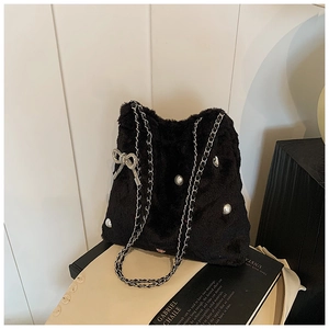 Sac seau en peluche noire élégant avec perles et breloque noeud en strass brillant