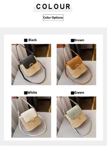 Détail de sacs bandoulière en paille en quatre couleurs avec rabats en cuir et boucles dorées