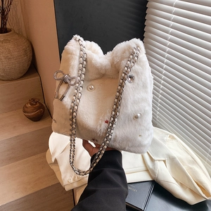 Sac seau en peluche blanche avec nœud en perles et bandoulière chaîne pour l'automne