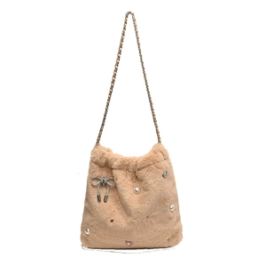 Sac seau chic en fausse fourrure beige avec perles et pendentif nœud en cristal