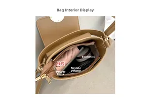 Vue de dessus montrant les compartiments internes et l'espace de rangement du sac en paille