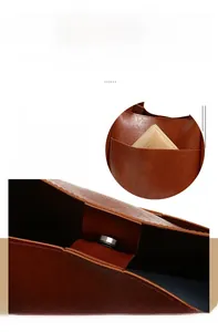 Dettaglio della borsa in pelle marrone con fibbia magnetica lucida e cuciture artigianali