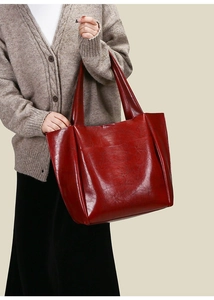Dettaglio borsa shopper in morbida pelle rossa lucida con ampio spazio interno capiente