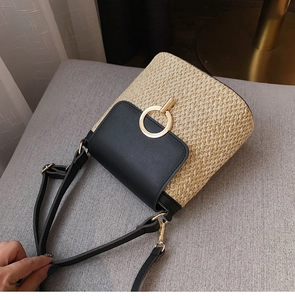 Détail du tissage de paille épissé de cuir noir avec boucle à anneau doré