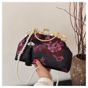 Détails de broderie florale vintage sur sac en satin avec bandoulière en perles
