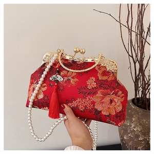Détails de broderie florale rouge sur sac rétro avec bandoulière perle et pompon