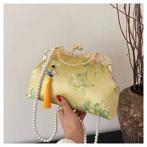 Broderie sur sac coquille vintage avec cadre en métal floral et bandoulière perle