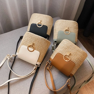 Sac Seau Bandoulière En Paille Tissée Et Cuir PU Couleur Contrastée Boucle Métallique Style Plage Été Décontracté Pour Femme