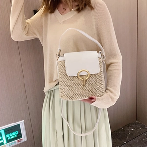 Sac seau en paille à la mode avec bordure en cuir blanc et boucle dorée pour femme