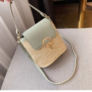 Sac bandoulière en paille avec rabat en cuir vert menthe et boucle en métal doré