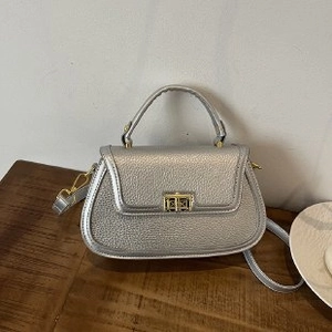 Sac à main argenté grainé avec fermoir doré et bandoulière amovible pour femme