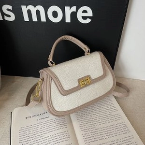 Sac à main bicolore beige et marron avec texture grainée et fermoir doré chic