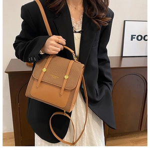 Détails du sac vintage marron caramel avec mélange cuir et tissu et poignée supérieure