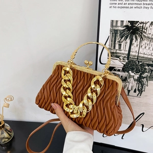Sac à main plissé marron foncé rétro avec chaîne dorée et poignée ronde en métal