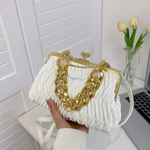 Sac à main blanc plissé avec poignée en chaîne dorée et bandoulière de style chic