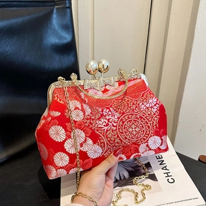 Elegante borsa ricamata rossa con chiusura a fiocco di perle e catena d'oro