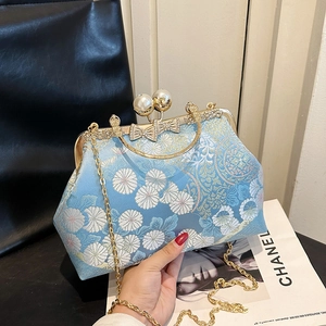 Elegante borsa da sera jacquard floreale azzurra con chiusura a farfalla dorata e catena