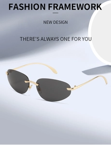Détail de lunettes de soleil ovales sans monture avec verres gris et branches dorées