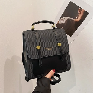 Sac à dos chic en cuir noir avec détails tissés et ferrures dorées pour femmes