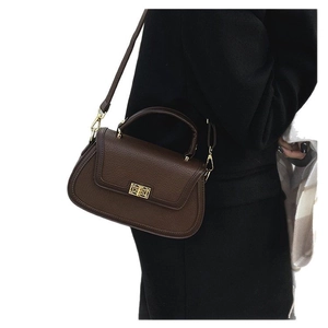 Sac à main en cuir grainé marron foncé avec fermoir doré et bandoulière réglable