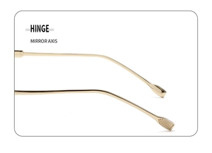 Détail de la charnière dorée avec texture antidérapante sur la branche de lunettes