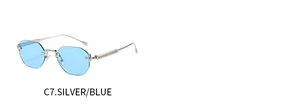 Gros plan de lunettes de soleil octogonales sans monture avec monture argent et verres bleus