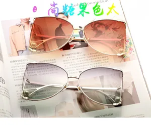 Vue détaillée de lunettes de soleil oversize en métal avec verres dégradés et perles