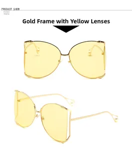 Détail de lunettes de soleil oversize en métal doré avec verres jaunes et perles