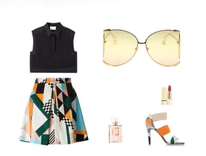 Mise à plat de lunettes de soleil oversize avec jupe assortie, talons et accessoires chics