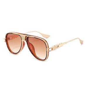Klassische Flieger-Sonnenbrille mit goldenem Metallrahmen, Schildpatt-Dekor und braunem Verlauf