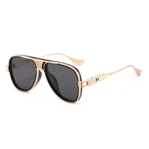 Klassische Pilot Sonnenbrille in Gold mit Doppelsteg Metallrahmen und grauen Gläsern