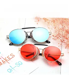 Occhiali steampunk con protezioni laterali, lenti blu e rosse su base legno
