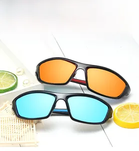 Lunettes de soleil de sport polarisantes avec verres orange et cyan sur fond d'été