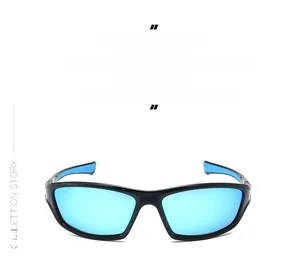 Détails de lunettes de soleil sport avec verres bleus et monture noire brillante élégante