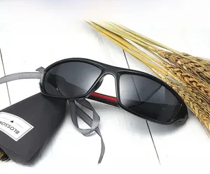 Vue détaillée des lunettes de soleil de sport polarisées avec branches rouges