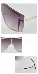 Detailansicht der Goldscharniere und lila Verlaufsgläser bei der übergroßen Sonnenbrille