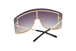 Detail der lila Verlaufsgläser und des goldenen Metallrahmens der Oversize-Sonnenbrille