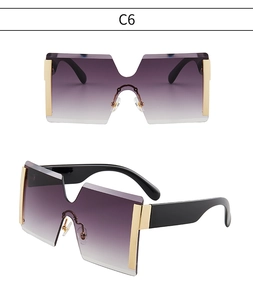 Détail de lunettes de soleil carrées oversize avec verres dégradés violets et encoche en V