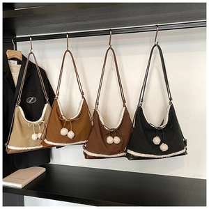 Sac À Main Épaule Femme Cuir PU Avec Garniture Sherpa Pompons En Peluche Nœud Sac Bandoulière Fourre-Tout Hiver