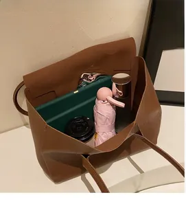 Vue intérieure du grand sac cabas marron montrant sa grande capacité pour le travail