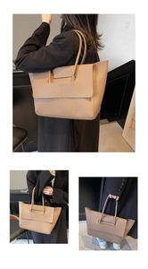 Détail d'un grand sac cabas en cuir kaki avec texture grainée et doubles bandoulières