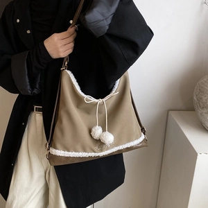 Détail du sac cabas en toile kaki avec base en cuir marron et bordures en fausse fourrure